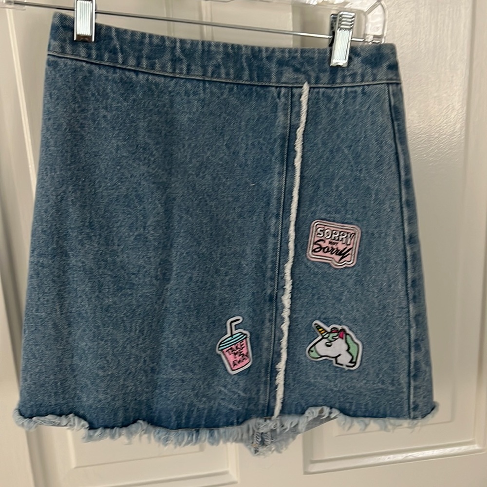 Forever 21 Denim Skirt | Size Small | cute patches. Back zipper